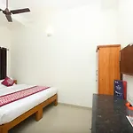 Oyo 10543 Maks Stay